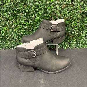 Clarks® Charlten Rae Women's Buckle Detail Leather Ankle Boots - W8